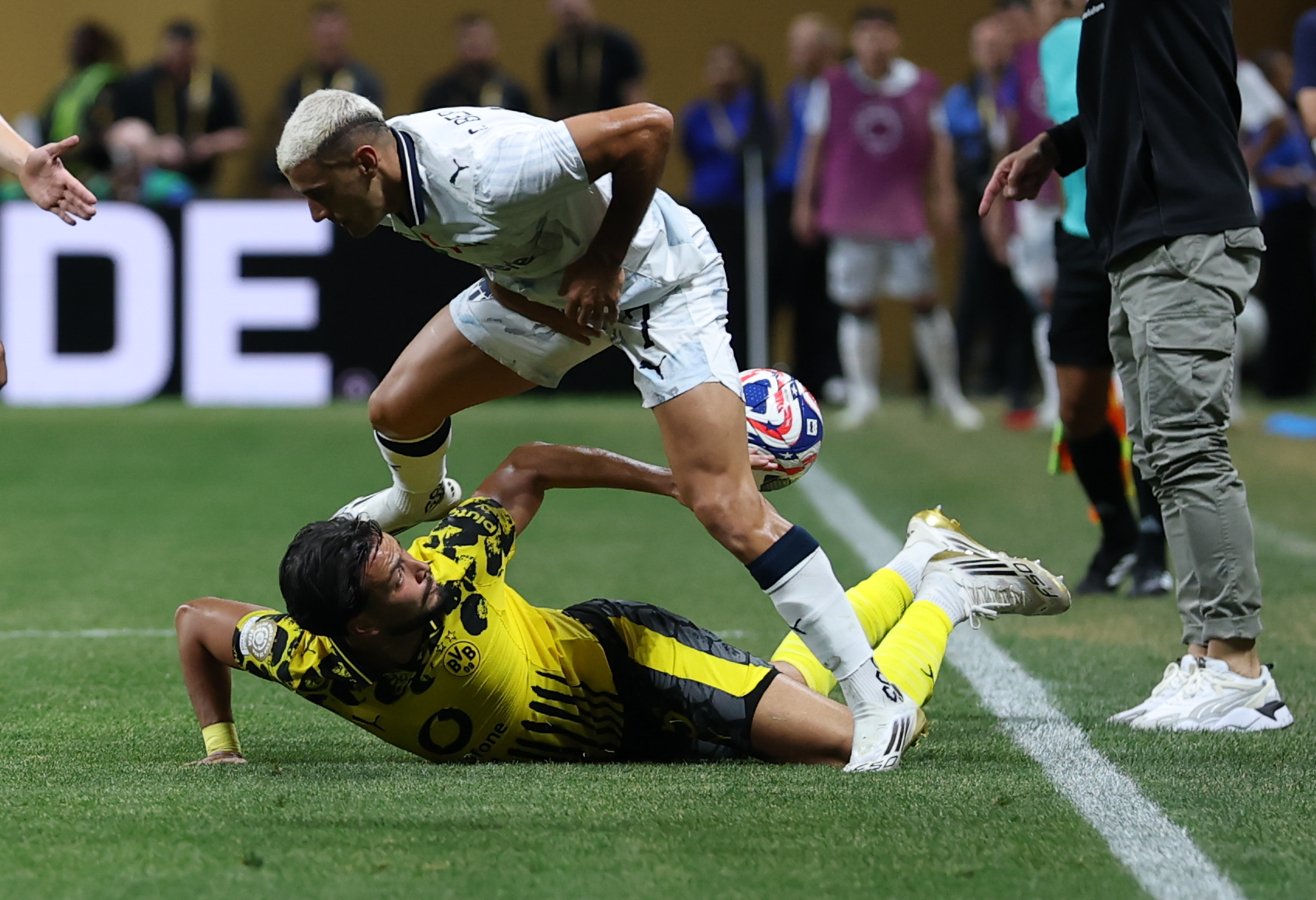 爱游戏APP-包含多特蒙德发布备战花絮，赛前遗憾出局，西甲任务艰巨，赛程密集仍需轮换的词条