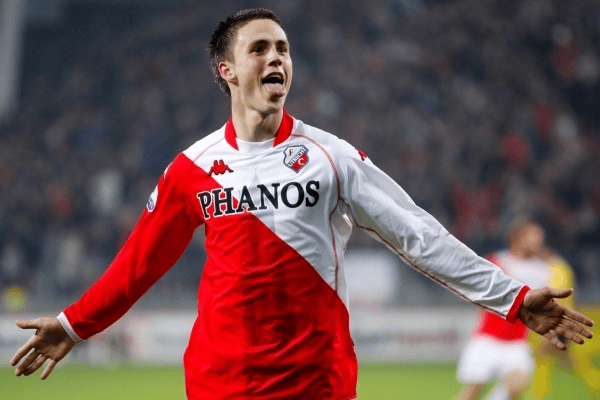 爱游戏-包含荷甲赛后再迎强敌；费耶诺德绝杀压哨；主帅态度——更衣室稳定；阵容厚度经受考验的词条